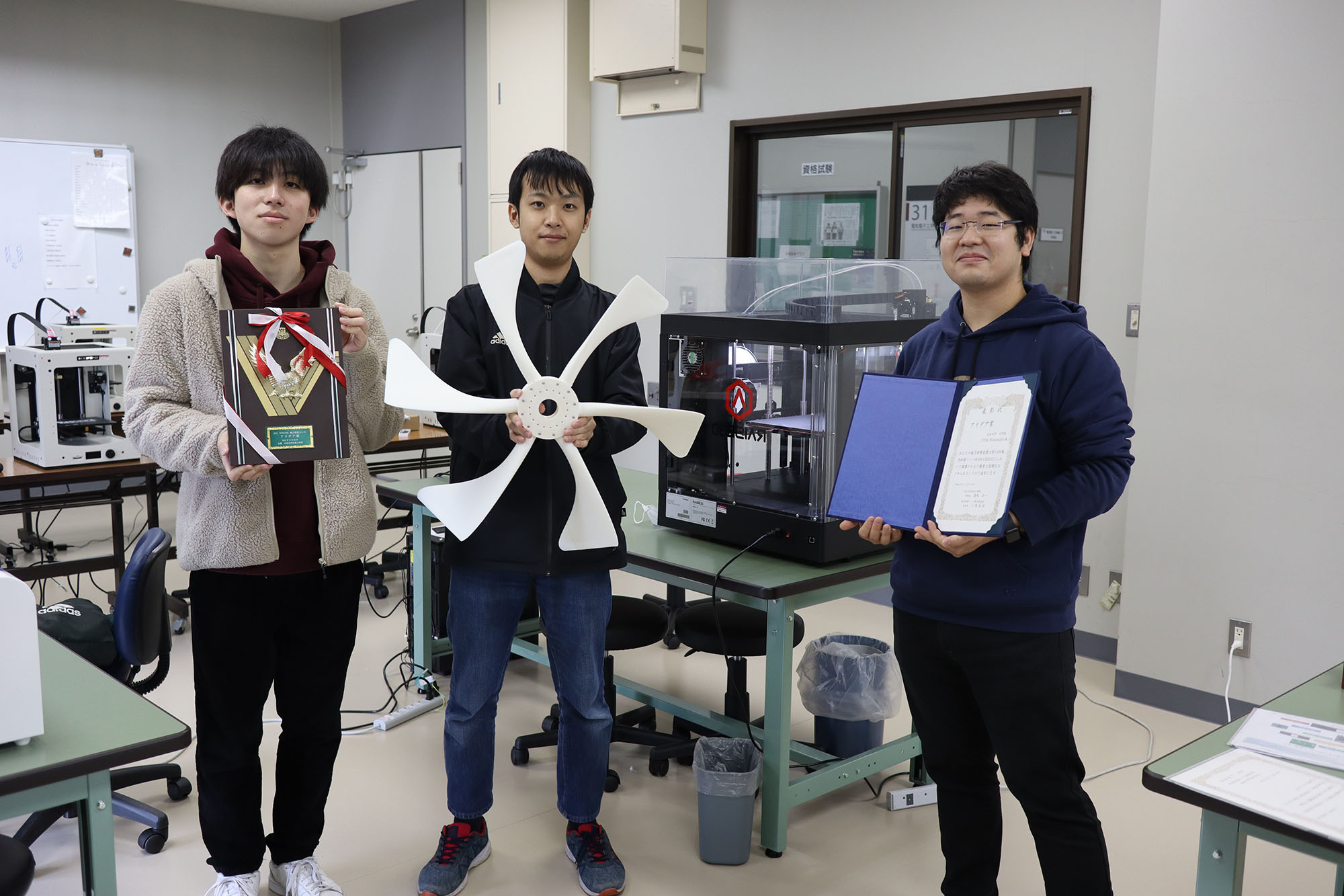 日本大学生産工学部　電気電子工学科　風力発電コンペWINCOM2021　アイデア賞　電気電子工学専攻　吉峯潤君(新妻・矢澤研M1)　守谷隆君(新妻・矢澤研M1)　機械工学専攻　中込匠君