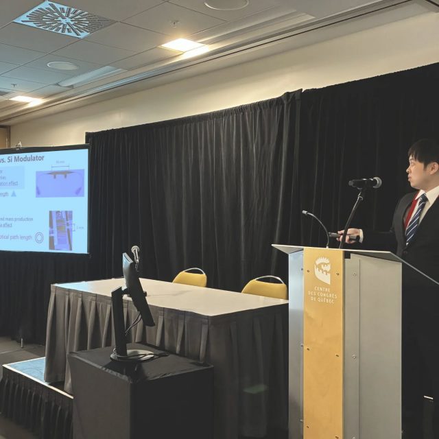 石澤・野邑研究室 修士2年 吉田靖典さんが 国際会議で口頭発表！

石澤・野邑研究室 修士2年の 吉田靖典さん が，カナダ・ケベックで開催された国際会議  International Topical Meeting on Microwave Photonics (MWP 2025) ( https://252.quebecconference.org/en )にて，研究成果を口頭発表しました．世界中から研究者が集まる場での発表は大きな挑戦でしたが，堂々と自分の研究を紹介し，貴重な経験を積むことができました．

発表を終えた後は，緊張から解放されて懇親会でケベック料理を堪能したとのことです．国際会議ならではの雰囲気や文化も楽しみながら，多くの研究者と交流する充実した時間となりました．

なお，今回の会議参加にあたっては，精密測定技術振興財団(https://www.pmtp-f.or.jp/)より参加費および旅費を全額支援をいただきました．この場をお借りして厚く御礼申し上げます．