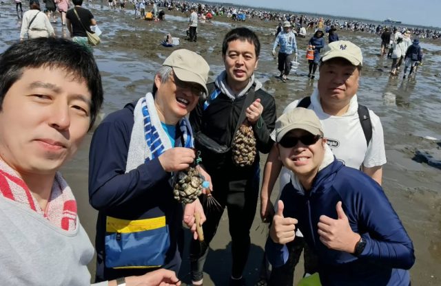 学科を超えて潮干狩りに行ってきました。