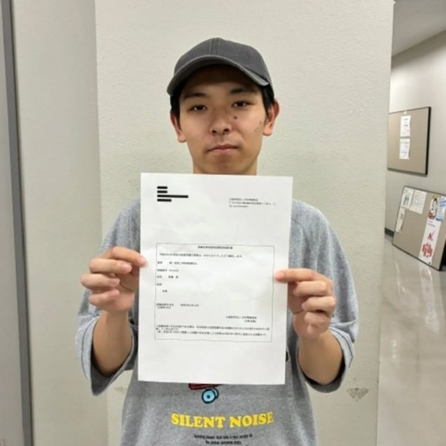 本学科石澤・野邑研究室4年生の高橋春君が国家資格の第一級陸上特殊無線技士に合格しました。